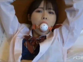 已婚骚人妻家里没人陪狼友发骚，农村大院屋里骚完院里骚，听狼友指挥互动撩骚揉奶玩逼看特写，精彩不要错过